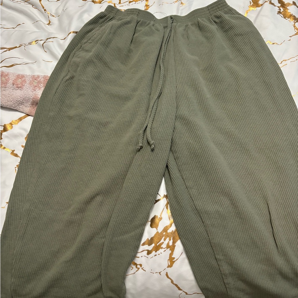Women’s 3/4 length pants in army green. Great lounge pants!!